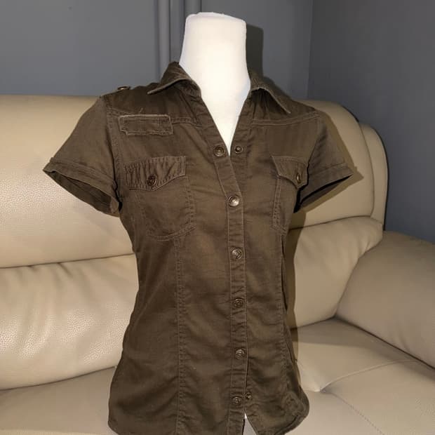 back number v-neck pocket shirt