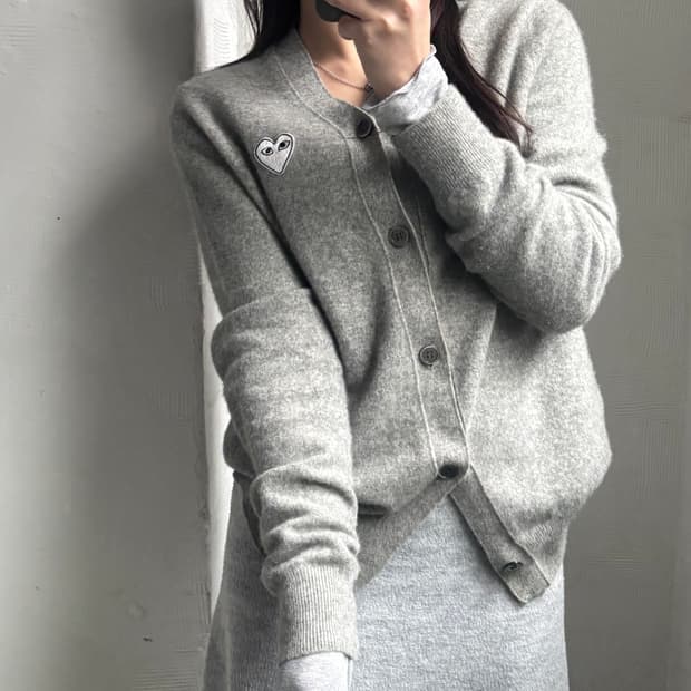 COMMEdesGARCONS 꼼데가르송 화이트 와펜 그레이 컬러 브이넥 