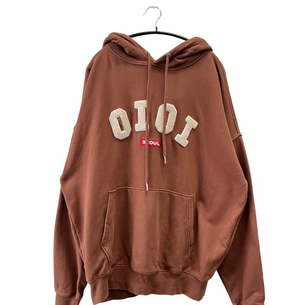 오아이오아이 오버핏 빅로고 후드 티 브라운