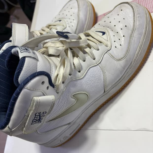 나이키 에어포스 1 미드 QS NYC 화이트 미드나잇 네이비