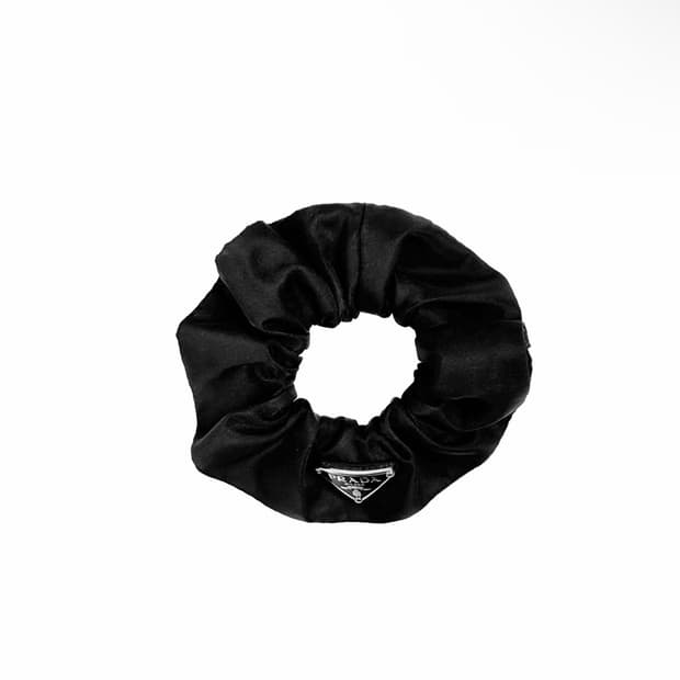 [OS] 프라다 여성 리나일론 삼각로고 스크런치 헤어 밴드 슈슈 블랙