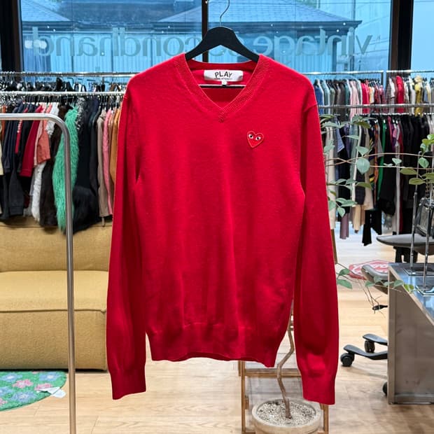 꼼데가르송 플레이 레드 하트패치 브이넥 니트 