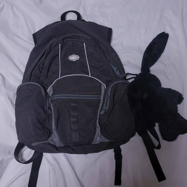 스마트어반유즈풀 코이세이오 suu 로고 백팩 차콜 가방 지초이 샬롬클럽