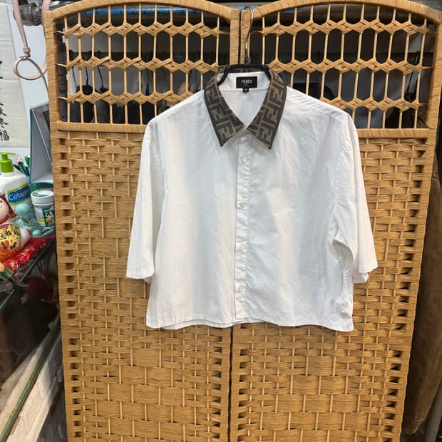 40/55 정품 펜디 크롭 반팔 셔츠 팝니다