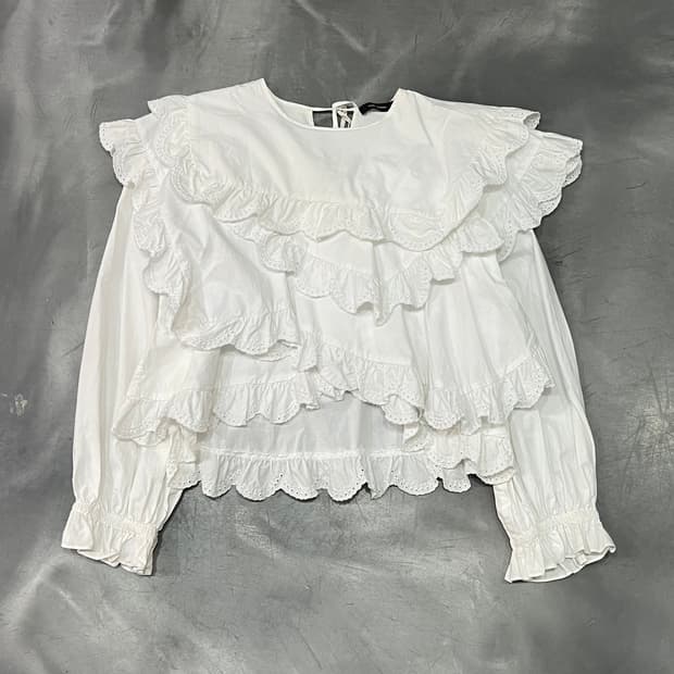  이자벨마랑 펀칭 러플 블라우스 y14636