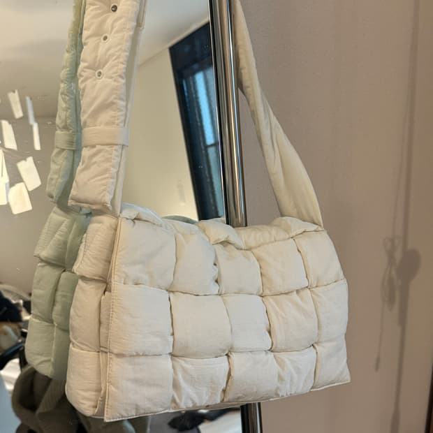 보테가베네타 라지 패디드 테크 카세트 백 화이트 크로스백