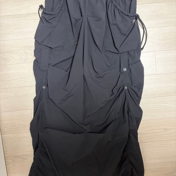 마뗑킴 셔링카고맥시스커트 블랙