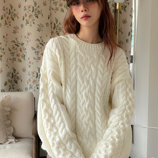 [데일리쥬/MADE] 레닉스 오바핏 꽈배기 라운드 니트 아이보리