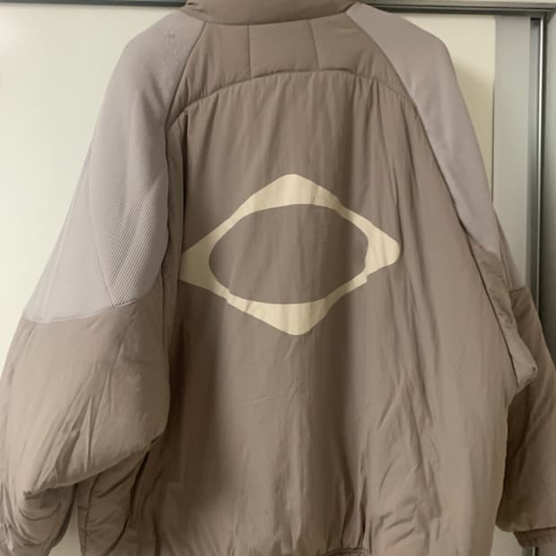 미스치프 롬버스 팀 다운 재킷 베이지