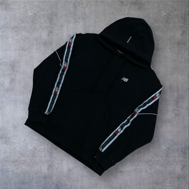 뉴발란스 스몰 로고 사이드 라인 블랙 후드티