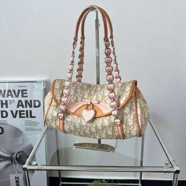 디올 로맨틱 트로터 하트 참 숄더백 베이비 핑크