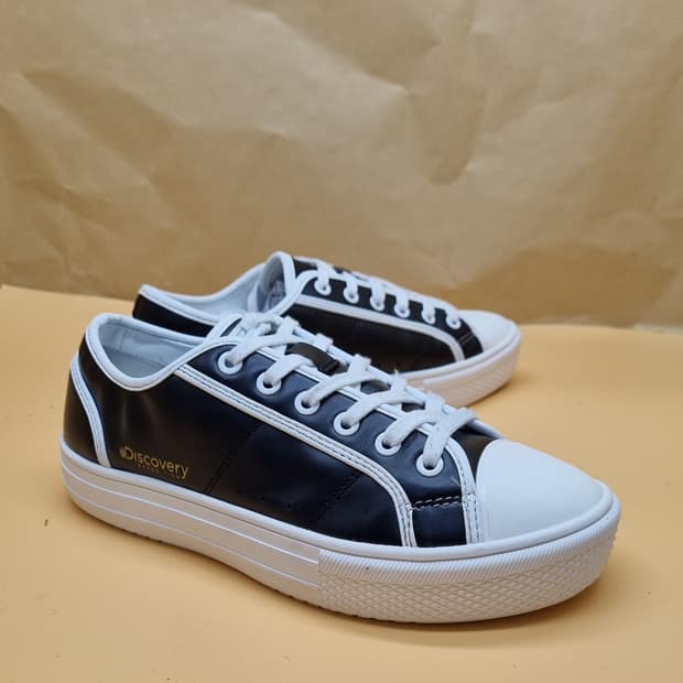 디스커버리 블리레더 스니커즈250