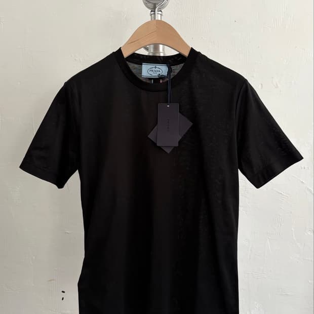 (새상품) Prada 프라다 블랙 슬림 티셔츠