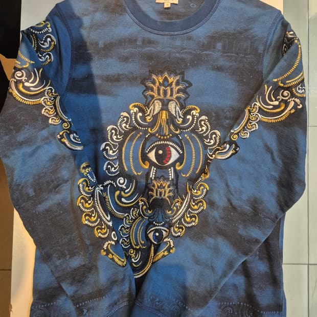 겐조 맨투맨 s 판매합니다 
단시간 착용하고 보관만 해서 판매합니다 
1