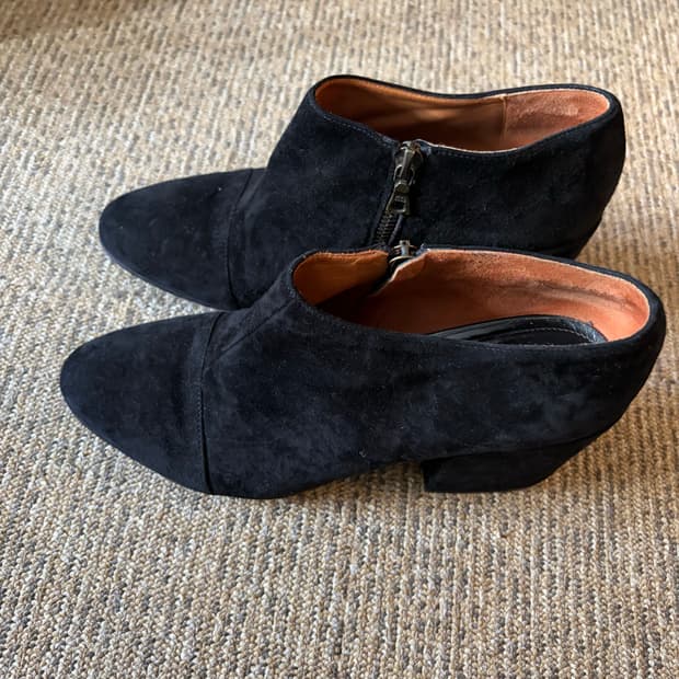 드리스 반 노튼 스웨이드 펌프스