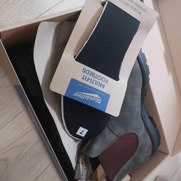 블런드스톤 585 러스틱브라운 au7