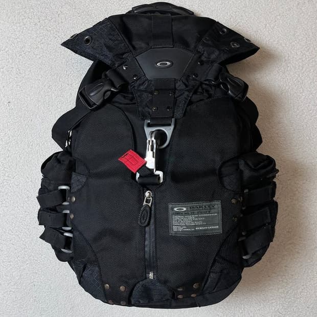 오클리 00's 아이콘 3.0 테크니컬 백팩 Q1283