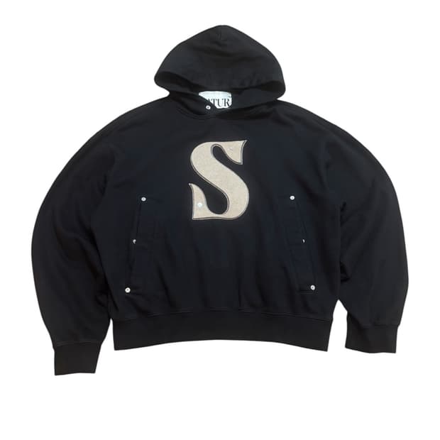 세터 리벳 아플리케 포켓 로고 후드