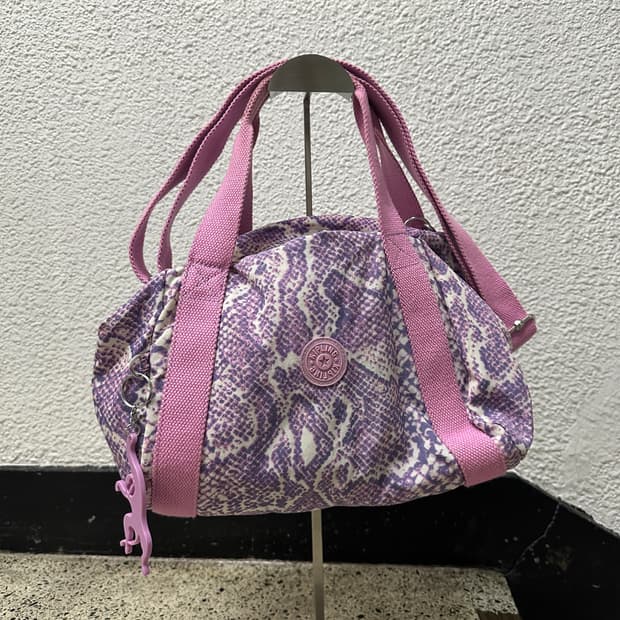 키플링(Kipling) 퍼플 스네이크 패턴 2way 토트/숄더백