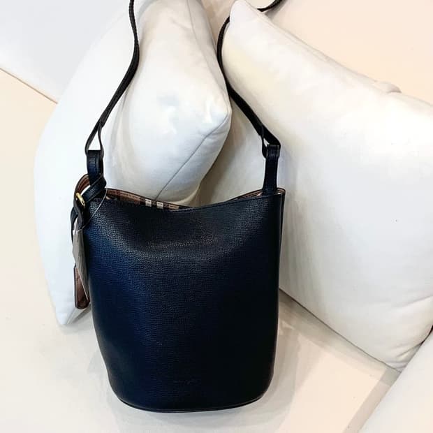 버버리 레더 버킷백 (정품)