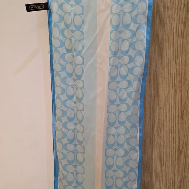 코치 시그니처 하늘색 스카프 판매합니다!