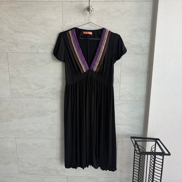 color trim v-neck dress
