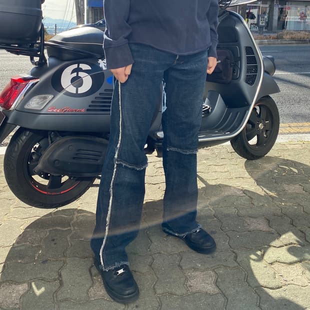 디젤(DIESEL) 데미지드 심 디테일 데님 팬츠