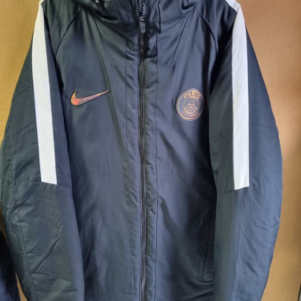 나이키 파리생제르망 남성 하프패딩 