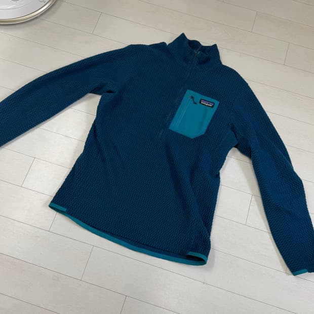 파타고니아 R1 에어 짚넥 M 사이즈  상태 9.5/10  사진 찍고 절