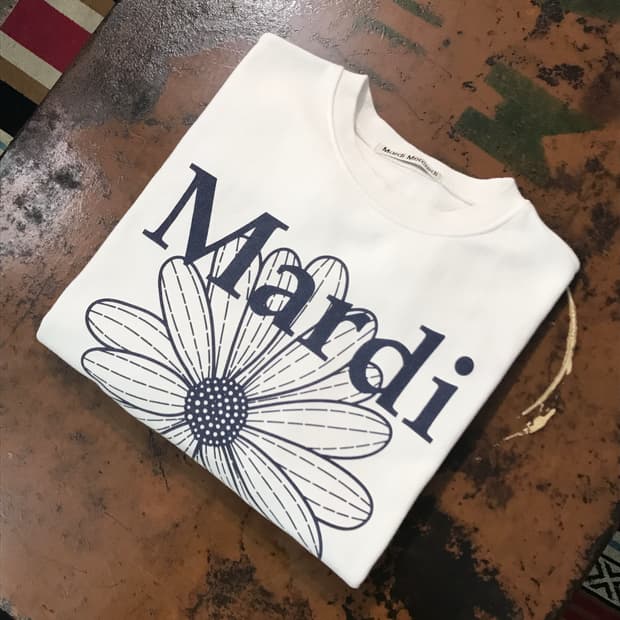 마르디 메크르디 화이트 플라워 프린팅 맨투맨 여성 프리사이즈