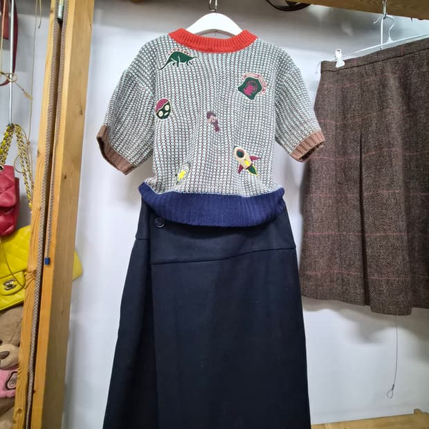 앤아더스토리즈 자수울니트. 코스울 랩스커트