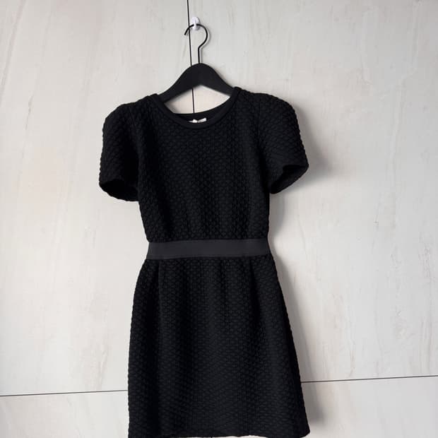 새상품 컨디션sandro 블랙 텍스처 원피스 2(44,55사이즈가능)