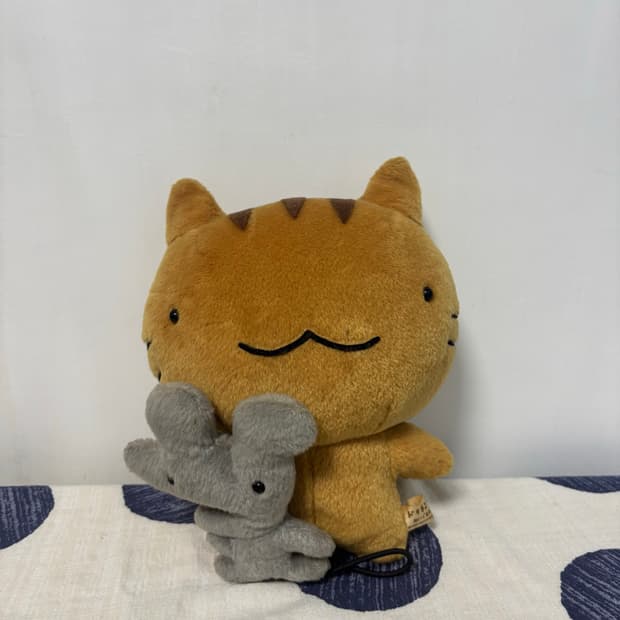 쥐와 함께 있는 무폰 인형