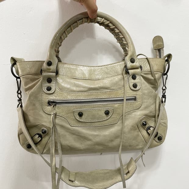 발렌시아가 모터백 퍼스트