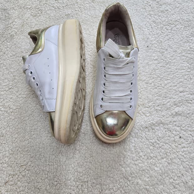 알렉산더맥퀸 오버솔 스니커즈 골드 사이즈250