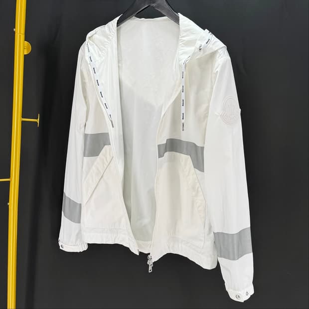 [2사이즈] 몽클레어 빅로고 바람막이 후드 자켓 화이트