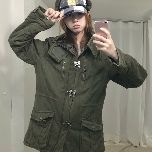인더애틱 클로저 디테일 카키 야상 자켓, 체크 프레피 트루퍼햇