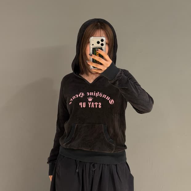 lettering detail velvet hood sleeve