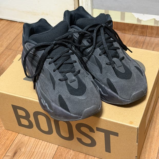 아디다스 이지부스트 700v2 반타 270