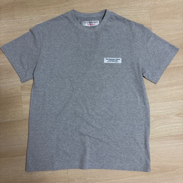 더뮤지엄비지터 실버 큐빅 스터드 로고 티셔츠 그레이