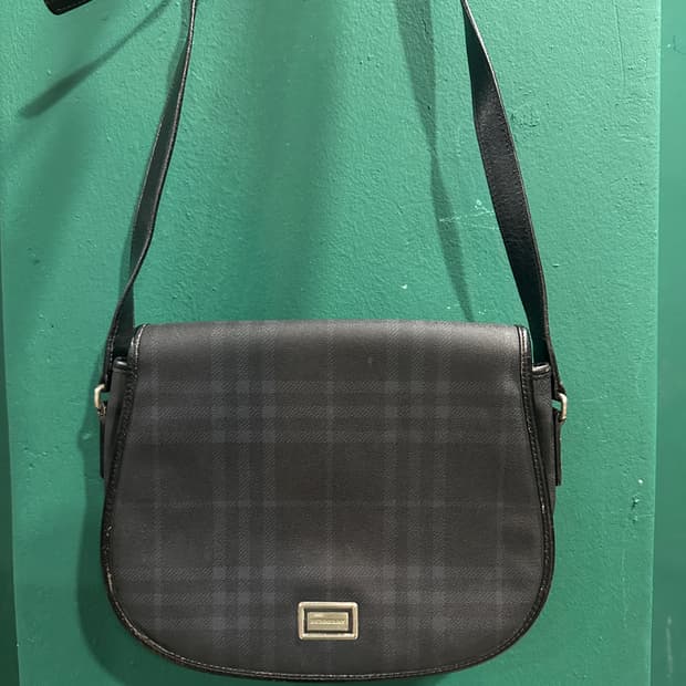 버버리 체크 크로스백 블랙
