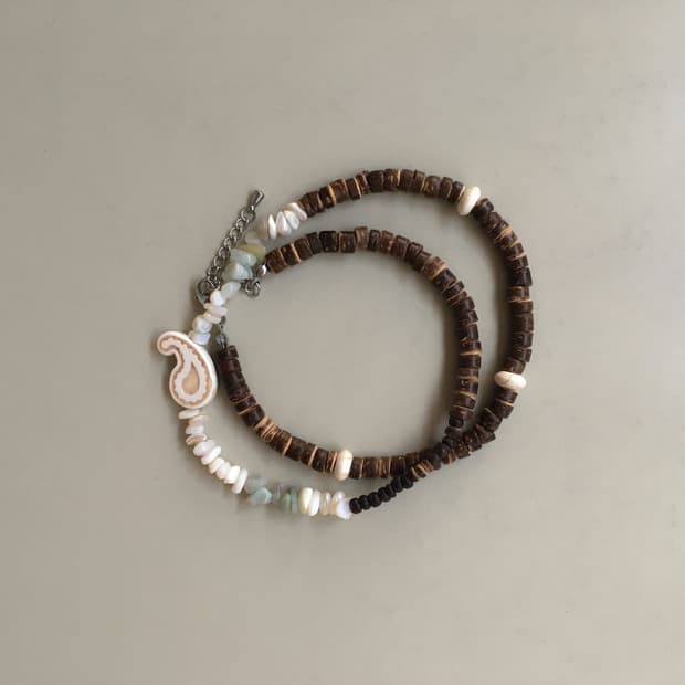 brown paisley necklace 러닝목걸이