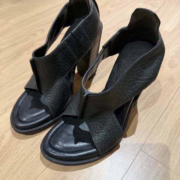 알렉산더왕 가죽 x스트랩 샌들