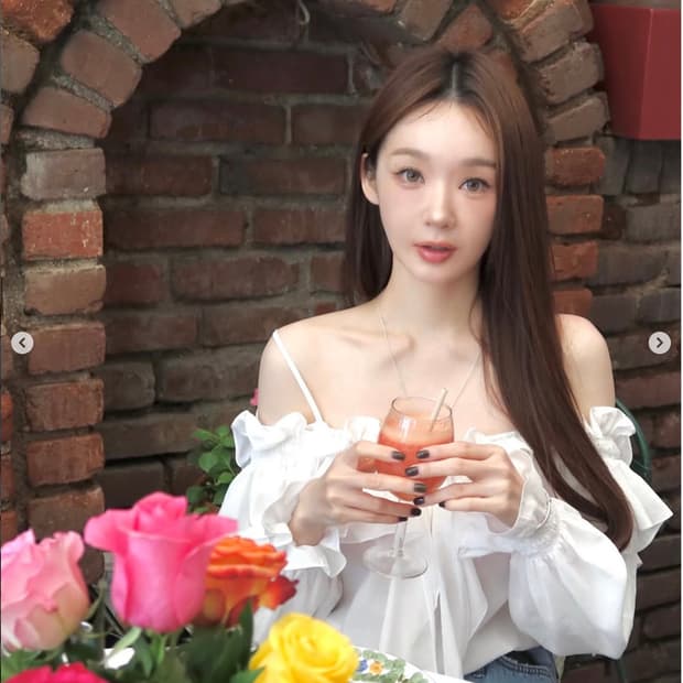 아비에무아 오프숄더 러플 블라우스