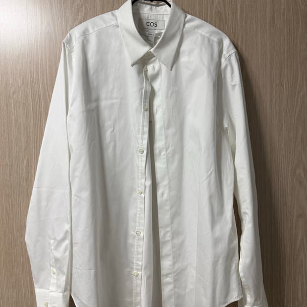 COS 레귤러핏 화이트 셔츠