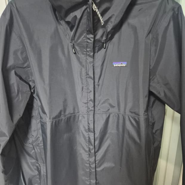 파타고니아 토렌쉘 블랙 색상 XL 사이즈입니다. 3회 착용하여 상태 좋습
