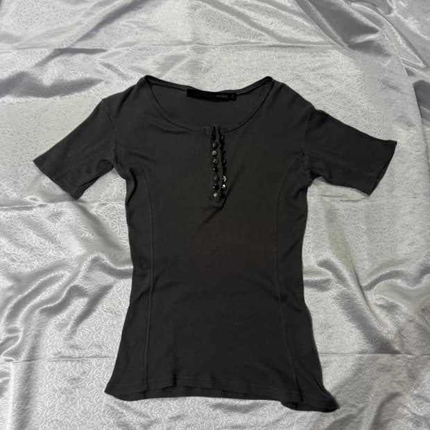 SCHLÜSSEL Button Detail Sleeve