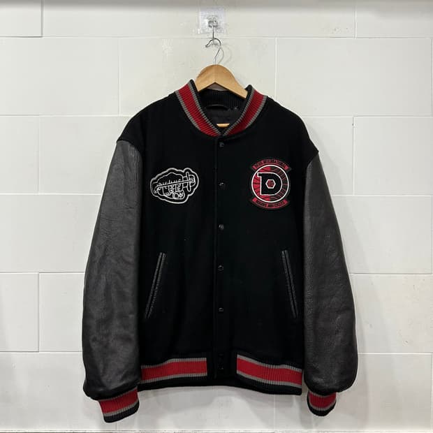 데우스 엑스 마키나 바시티 자켓