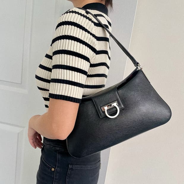 페라가모 사피아노 간치니 레더 숄더백 (정품)