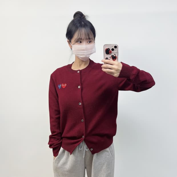 꼼데가르송 더블 하트 와펜 라운드 가디건 버건디